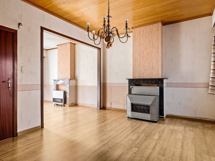 Charmante maison à rénover avec jardin à Kruibeke<br />
Situation : Située dans la tranquille Van Hovestraat, cette propriété se trouve dans un quarti