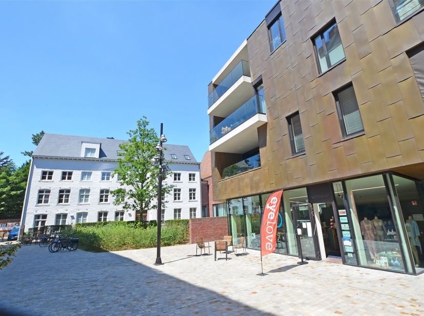 Het 'Ursulinenhof'': een prachtig gelegen woonproject in hartje Hasselt. Deze instapklare serviceflat, gelegen op de zesde verdieping, heeft een bewoo