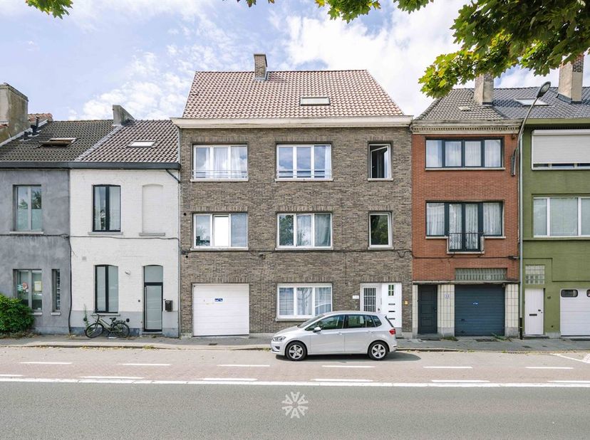 GENT - Interessante investeringsopportuniteit met drie op te frissen appartementen en zeven garages nabij Gent-Centrum.<br />
<br />
Op de Rooigemla