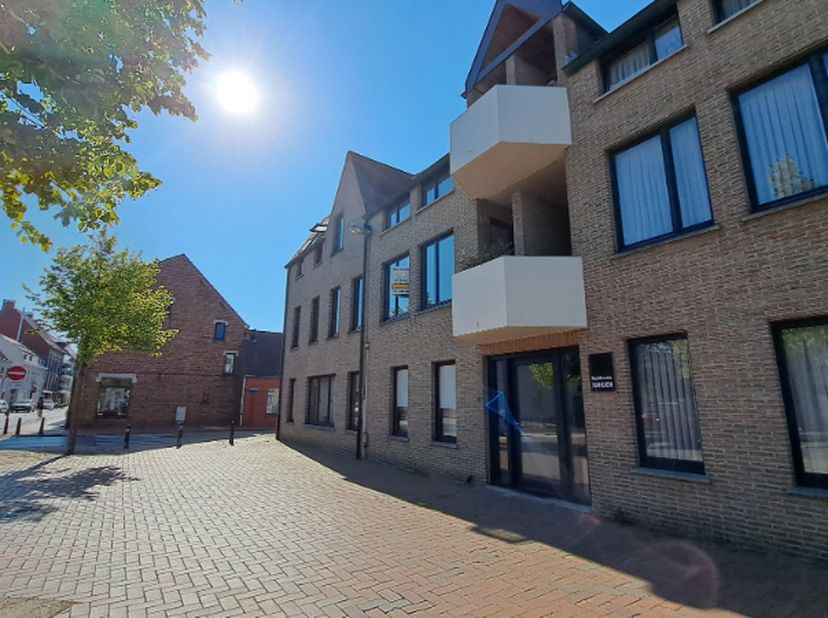 Comfortabel 2-slaapkamerappartement met Terras op een rustige ligging in de dorpskern van Oostkamp, nabij winkels en openbaar vervoer.&amp;nbsp;<br />
Vol