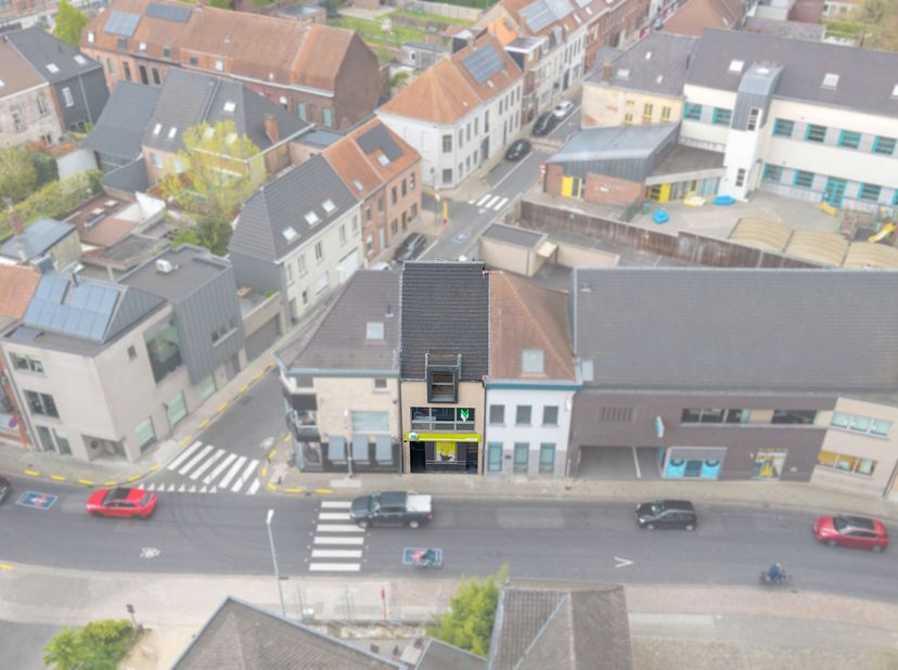 In het bruisende centrum van Wevelgem bevindt zich dit veelzijdige handelspand met een ruim duplex appartement, ideaal voor wie wonen en werken wil co
