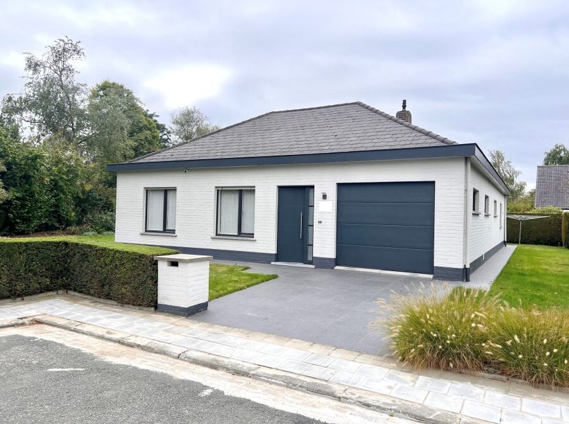 Deze charmante bungalow is gelegen in een rustige doodlopende straat op een ruim perceel van 824 m². De woning verwelkomt u met een grote inkomhal en
