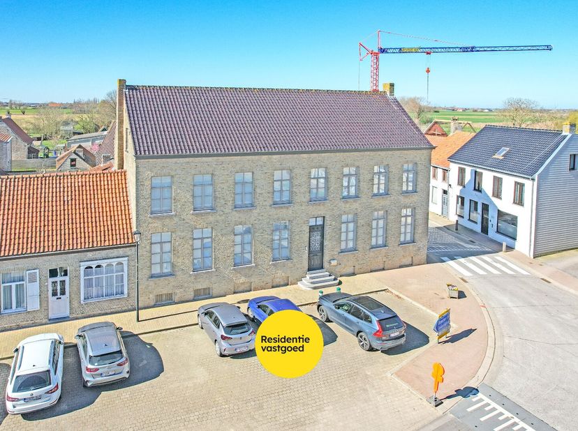 Uitzonderlijk karaktervolle woning met opslagplaats van 147 m² en een bruikbare vloeroppervlakte van 443 m². Bij het betreden van de woning komt u ter