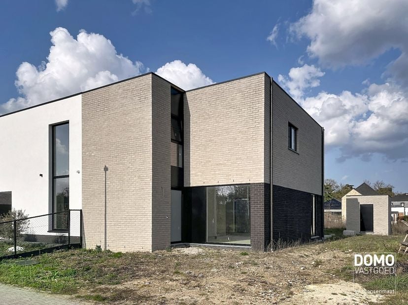 Interesse? Contacteer ons via 011 96 49 96 of lauren@domovastgoed.be.<br />
<br />
Deze moderne nieuwbouwwoning is rustig gelegen aan de Krokussenstra