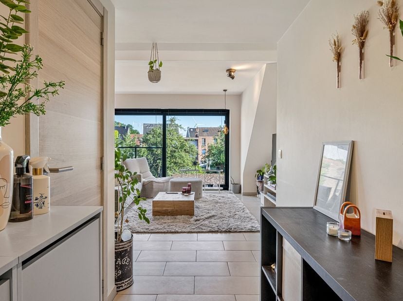 Een absolute topper!!! Dit ruime appartement is gelegen in het centrum van Zelzate. Op wandelafstand vind je hier diverse speciaalzaken, supermarkten,
