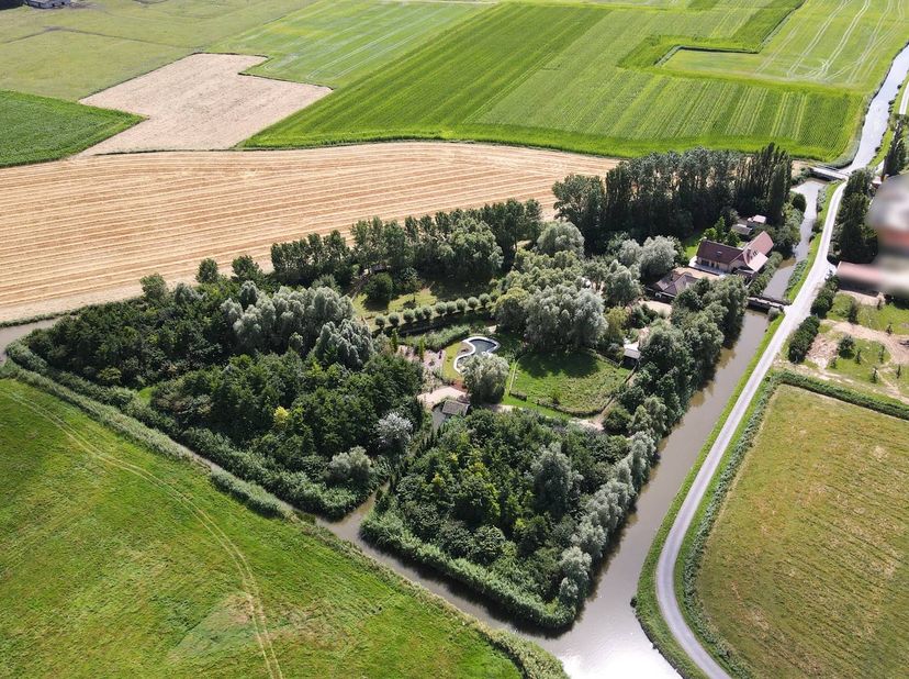 Cette propriété unique, située sur un terrain de 20 070 m², offre une expérience de vie exceptionnelle au milieu d'un magnifique jardin et de diverses