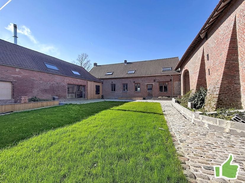 Superbe ferme au carré idéalement située à Saint-Léger, dans un secteur particulièrement recherché, cette magnifique ferme au carré implantée sur un t
