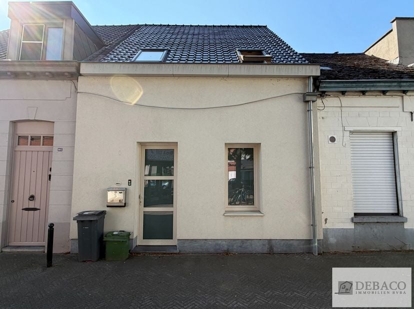 Charmante woning met 2 slaapkamers nabij centrum Turnhout!<br />
Deze rijwoning bestaat uit een ruime inkomhal, woonkamer met open keuken (voorzien va