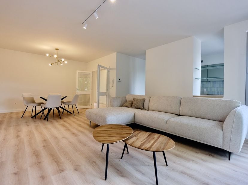 Ontdek dit prachtig gerenoveerde appartement van bijna&amp;nbsp; 100 m², gelegen in het centrum van Sint-Truiden. Het appartement werd van A tot Z vernieu