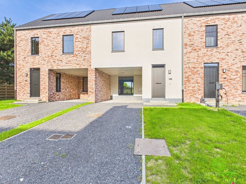 In het centrum van Rummen vinden we deze energiezuinige nieuwbouwwoning terug.<br />
Op 10 minuutjes wandelen vinden we de kleuter- en basisschool, a