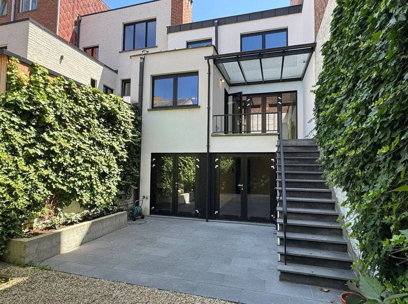 Indeling: <br />
inkomhal met toilet, garage, slaapkamer/bureelruimte/ aansluitend douche en lavabo. Toegang tot de gezellige stadstuin die volledig