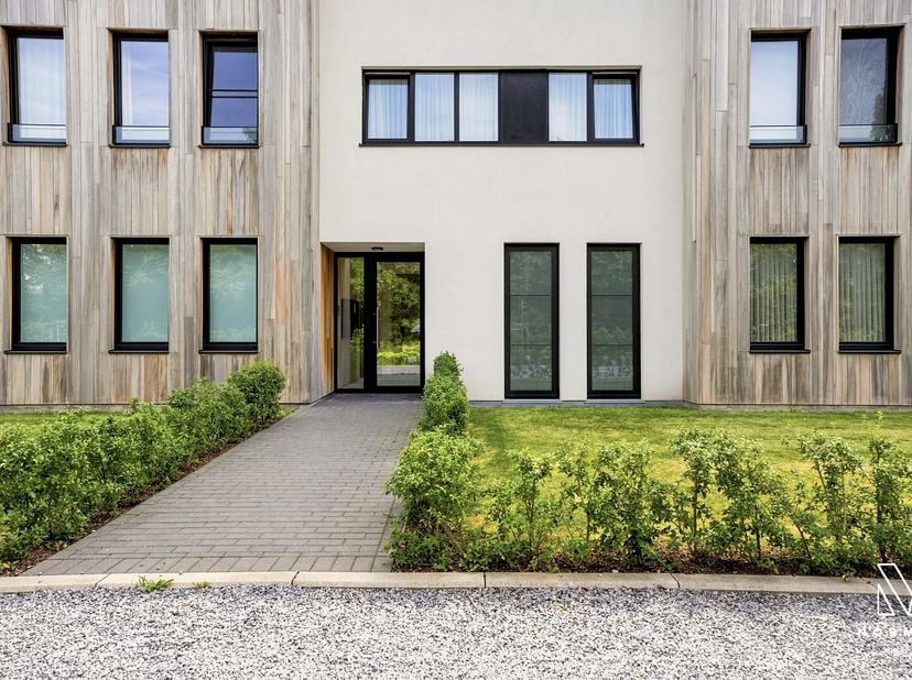 Instapklaar recent gelijkvloers appartement met 1 slaapkamer, tuin en ondergrondse staanplaats te koop in Harelbeke<br />
<br />
Bij het betreden van