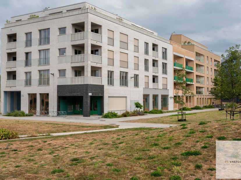 Op de bovenste verdieping van een architecturaal gebouw uit 2023, midden in de groene Tondelierwijk, bevindt zich dit uitzonderlijke penthouse waar ru