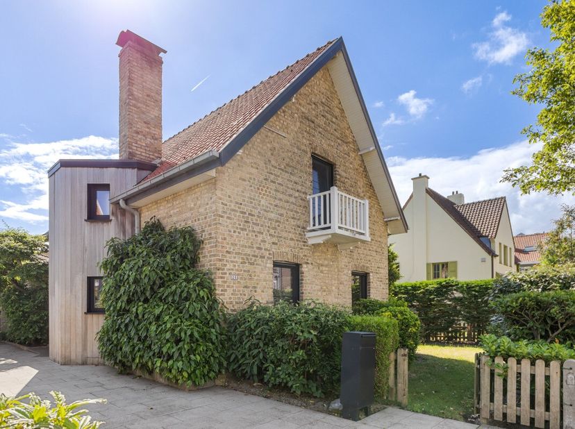 De Panne: Villa met garage, oprit en 4 slaapkamers te koop! Deze gemoderniseerde villa is ideaal gelegen in het centrum van De Panne, in alle rust, op