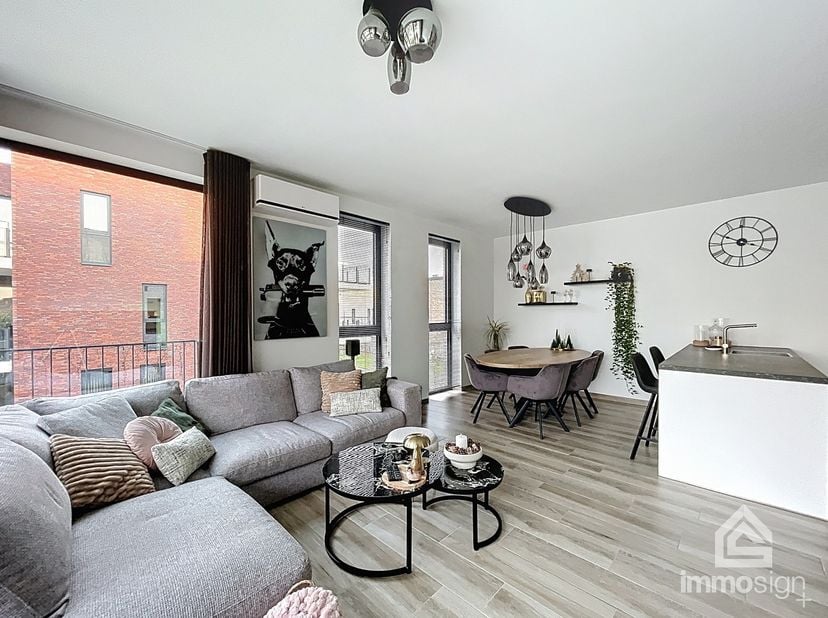 PLUSPUNTEN:<br />
+ woonoppervlakte: 82 m²<br />
+ terrasoppervlakte: 15,58 m²<br />
+ veel natuurlijke lichtinval&amp;nbsp;<br />
+ 2 slaapkamers<br />
+
