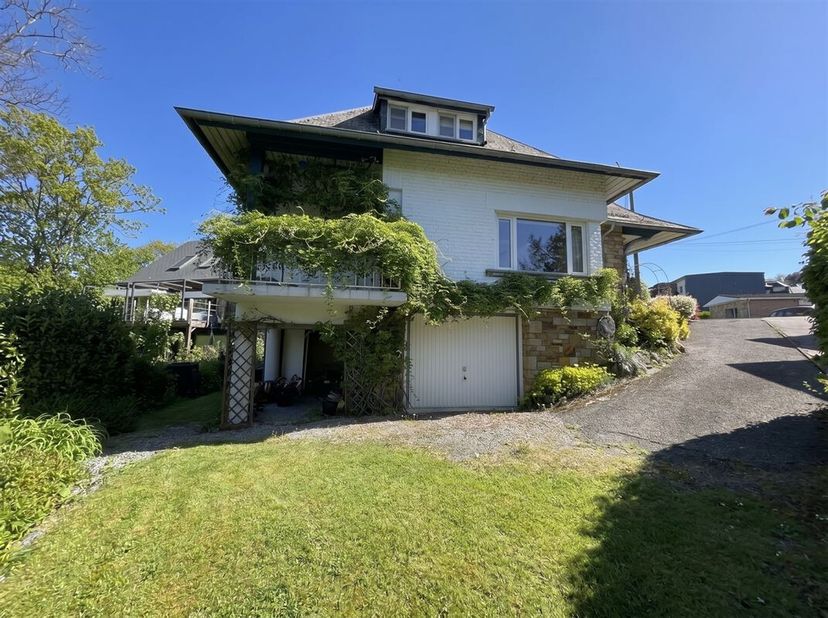 Dans le quartier historique du haut d'Esneux, coquette maison de deux chambres et un bureau proche du centre et de ses commerces.  Cette villa située