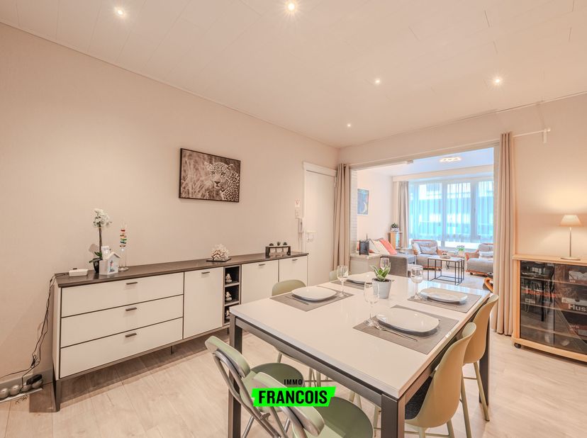 Dit instapklare gelijkvloersappartement in een kleinschalige residentie in Gentstraat 7 werd volledig gerenoveerd en combineert hedendaags comfort met