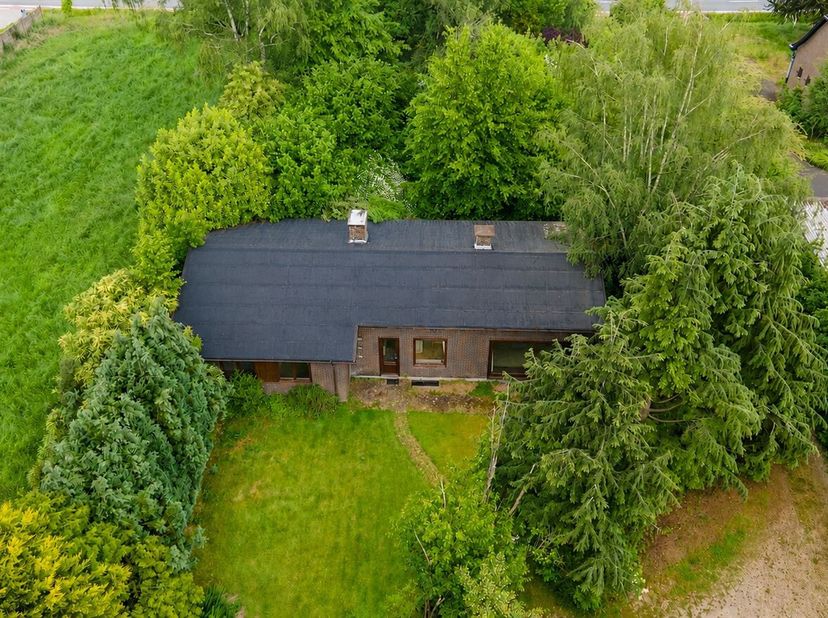 Te renoveren laagbouwwoning met ruim magazijn van ca. 677 m² op een prachtig perceel van 4.039 m². <br />
Deze eigendom geniet van een uitstekende lig