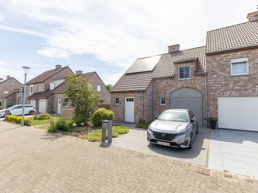 De Panne (Adinkerke): Instapklare, energiezuinige halfopen woning met garage Deze verzorgde halfopen woning is gelegen in een rustige, residentiële wi