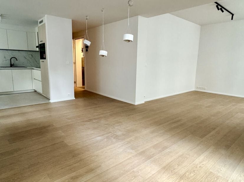 A 10 minutes à pied de la Grand Place, appartement de 78m² (d'après PEB) se trouvant au 1er étage avec ascenseur d'un immeuble rénové en profondeur. L