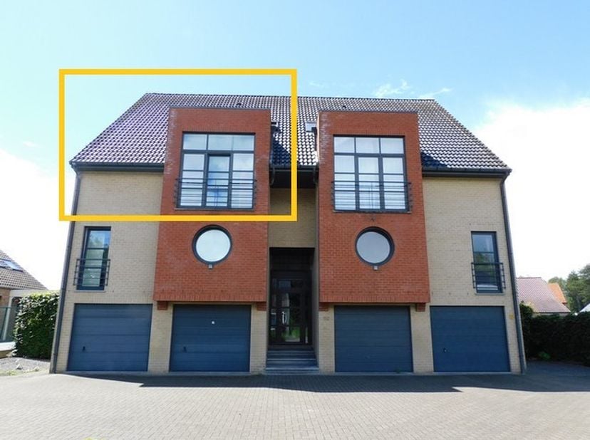 Comfortabel duplex appartement op het eerste verdiep met een bewoonbare oppervlakte van maar liefst 155m². Het appartement is bereikbaar per trap.<br