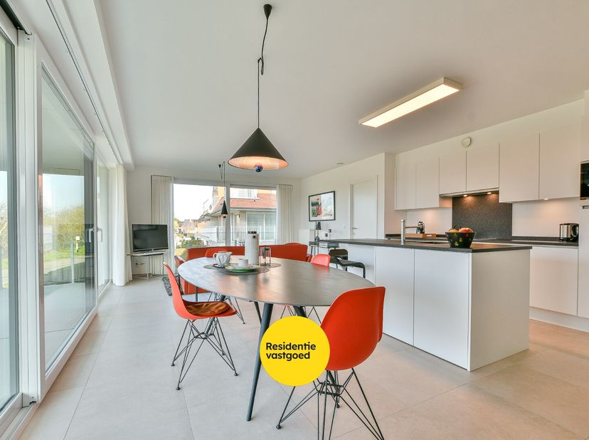 Dit recent tweeslaapkamerappartement (bouwjaar 2018) op de eerste verdieping is ideaal gelegen in Vosseslag (De Haan), op wandelafstand van bos, duine