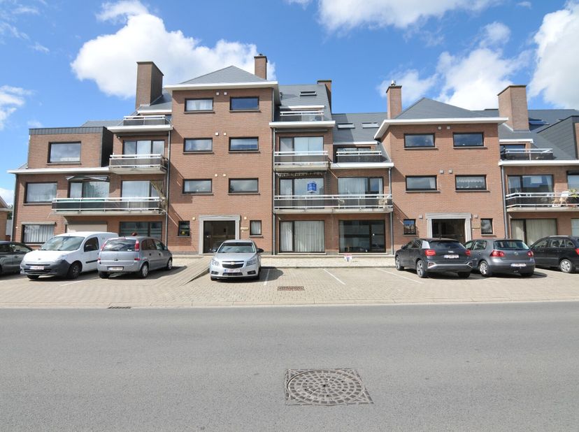 Proper appartement gelegen in een rustig gebouw, dichtbij het centrum van Avelgem.<br />
Ruime inkomhal, living met toegang tot het balkon, keuken, 2
