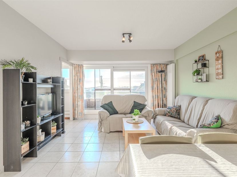 Welkom bij dit uitstekend gelegen appartement in Middelkerke, een ideale keuze voor gezinnen of investeerders die zoeken naar comfort en ruimte. Dit p