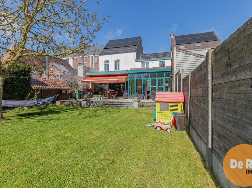 AALST - Instapklare, centraal gelegen gezinswoning met zonnige tuin en unieke ligging<br />
Bent u op zoek naar een perfect onderhouden woning die ber