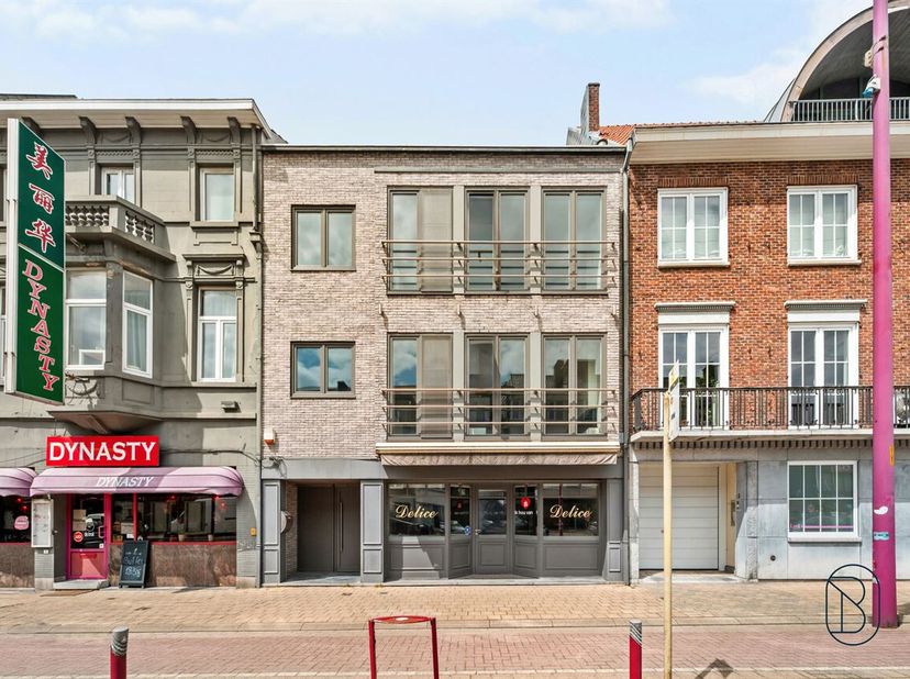 Te koop: Centraal gelegen handelspand met duplex appartement<br />
In het centrum van Deinze bevindt zich deze instapklare eigendom bestaande uit een