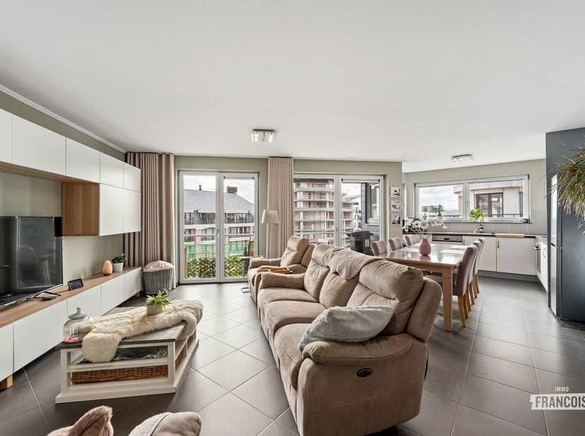 Wonen in het hart van de stad, zonder in te boeten aan ruimte of comfort? In de Steenstraat bevindt zich op de vierde verdieping van een jonge residen