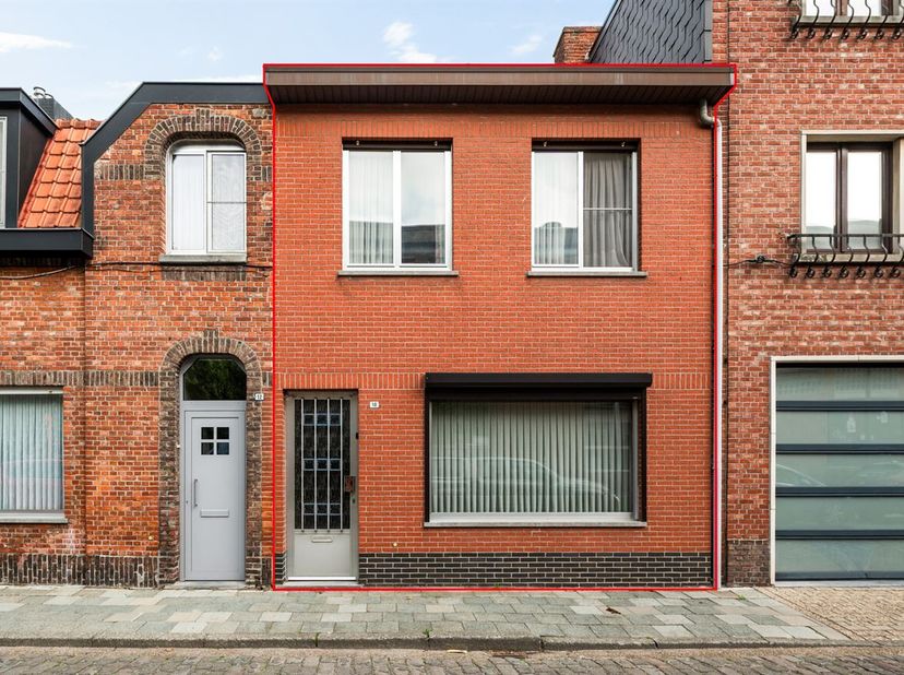 Te renoveren gezinswoning met 3 slaapkamers en tuin<br />
Deze te renoveren gezinswoning met 3 slaapkamers is gelegen in een rustige straat in Turnhou