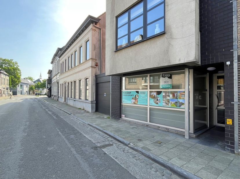 Deze polyvalente handelsruimte is gunstig gelegen in de Westeindestraat in Maldegem, op korte afstand van het centrum en met een vlotte bereikbaarheid