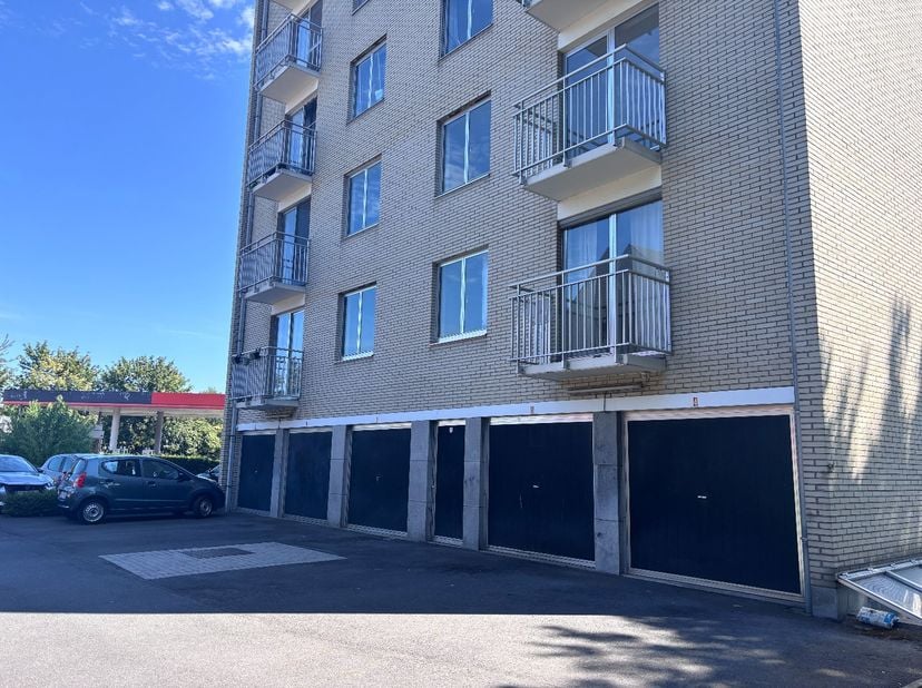 Residentie Zonhove: bovengrondse garagebox nummer 4. Vlakbij het station van Brugge. Interesse? Neem contact met ons kantoor op 050/45 03 45 om een be