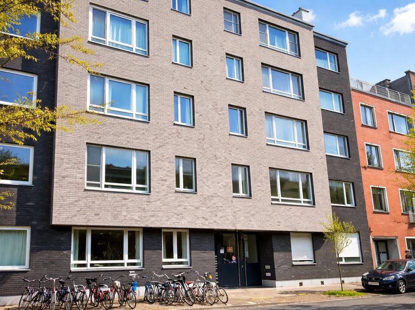 Recent gerenoveerd lichtrijk appartement 2de verdiep op een topligging te Gent in een rustige straat, omvattende o.a.:<br />
<br />
	Inkomhal<br />
	D