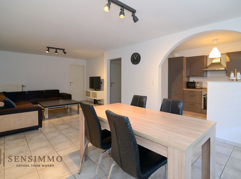 Dit ruime en instapklare gelijkvloerse appartement is gelegen in de rustige woonwijk Nieuwe Kempen en biedt een aangename combinatie van comfort, ruim