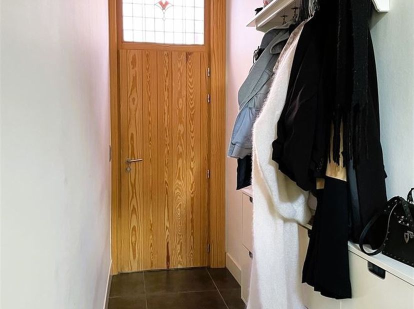 Maison meublée confortable, lumineuse et bien entretenue près du centre de Schoten.<br />
Aménagement :<br />
hall d'entrée / séjour / cuisine entière