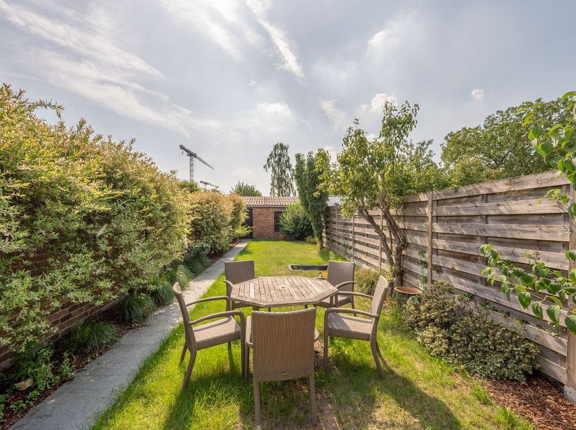 Deze energiezuinige woning met drie slaapkamers (EPC B) is ideaal gelegen in het hart van Sint-Michiels en biedt een uitstekende bereikbaarheid dankzi