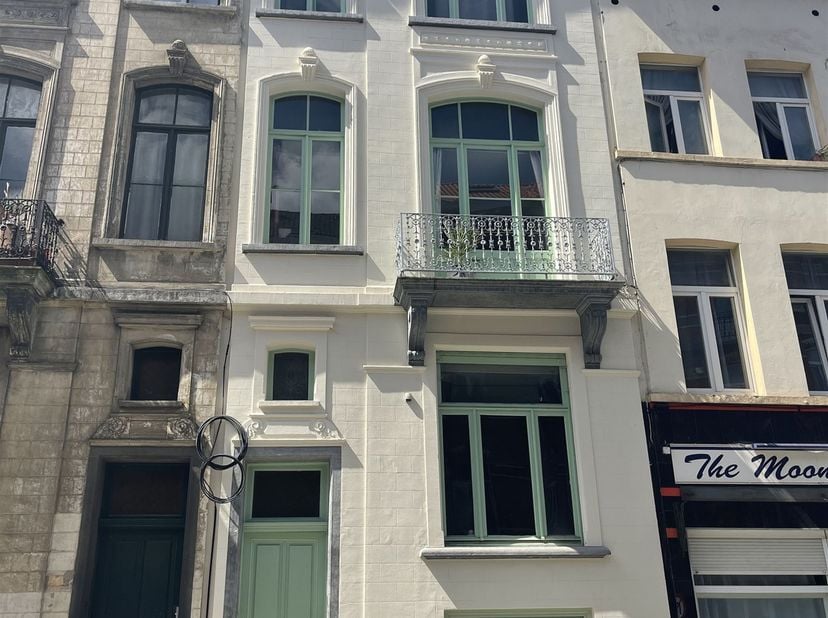 Opbrengsteigendom met sterk rendement nabij de Europese wijk. Ideaal gelegen in een gegeerde en strategische buurt van Brussel, op wandelafstand van S