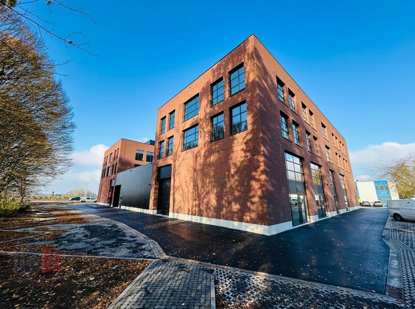 Showroom / atelier d’une superficie totale de 280 m².<br />
Grâce à sa situation exceptionnelle le long de l’E40, sortie 9 Jette, ce business park est
