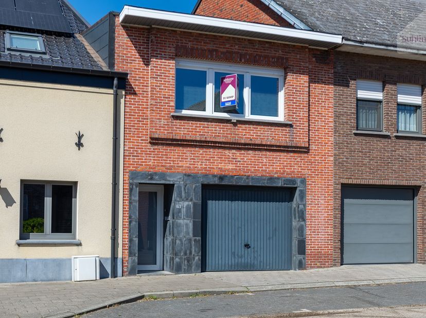 Ontdek deze ruime gesloten bebouwing, gunstig gelegen nabij het centrum van Herentals.<br />
<br />
Op het gelijkvloers wordt u verwelkomd in een roya