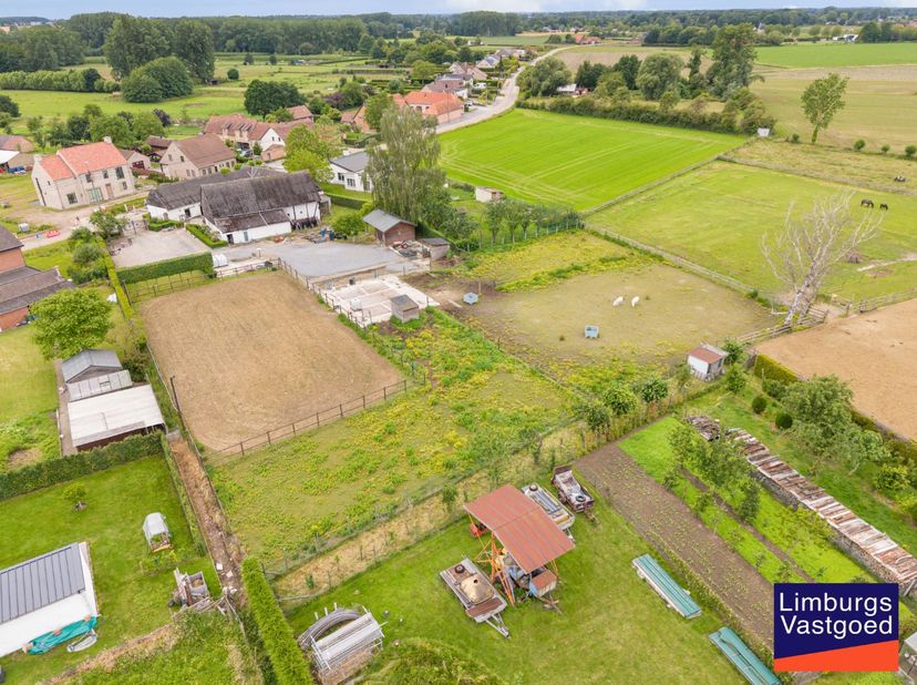 Authentieke hoeve op een perceel van ong. 47a te Sint-Lambrechts-Herk, gekend als voormalig  brasserie 'De Bourgondiër'. Het oude woonhuis ligt langs