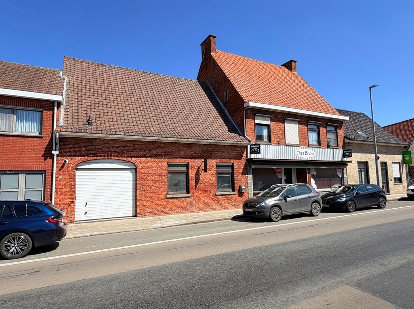 Dit handelshuis kan dienen als ruime woonst mogelijkheid tot handelsruimte op het gelijkvloers en heeft op heden een bewoonbare oppervlakte van 392m²,