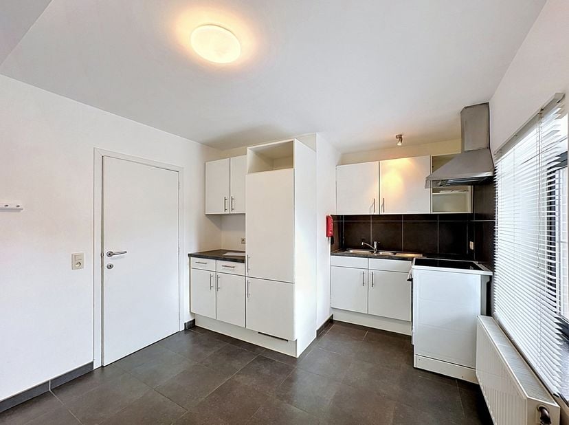 Langs een doorgaande weg, op de 1e en 2e verd. gelegen duplex. <br />
Voorzien van cv op aardgas, radiatoren, elektr. met dubbel tarief (voll. nieuw),