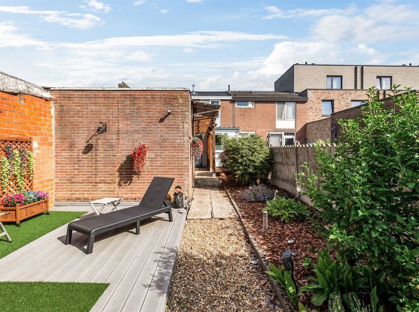 Instapklare woning met tuin en wegenis in Herentals! <br />
De woning dateert van 1969, werd doorheen de jaren gerenoveerd en voldoet aan de hedendaag