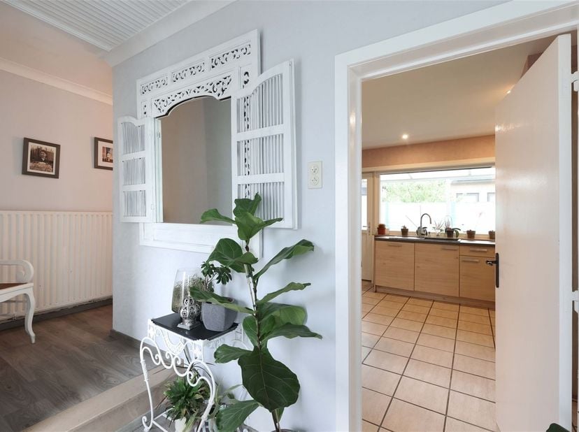 Lichtrijke en tijdloze gezinswoning met 3 slaapkamers gelegen in een rustige en residentiële omgeving<br />
<br />
Omgeving:<br />
+ Centrale liggi