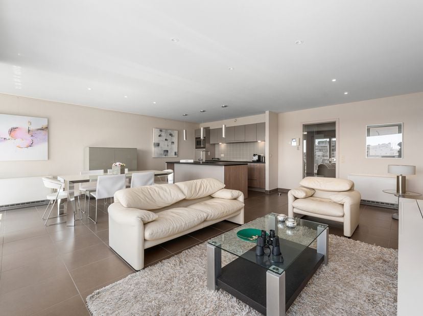 Modern en smaakvol bemeubeld appartement met twee slaapkamers, ideaal gelegen met een zonnige zuidoriëntatie en een prachtig zicht op de jachthaven.<b