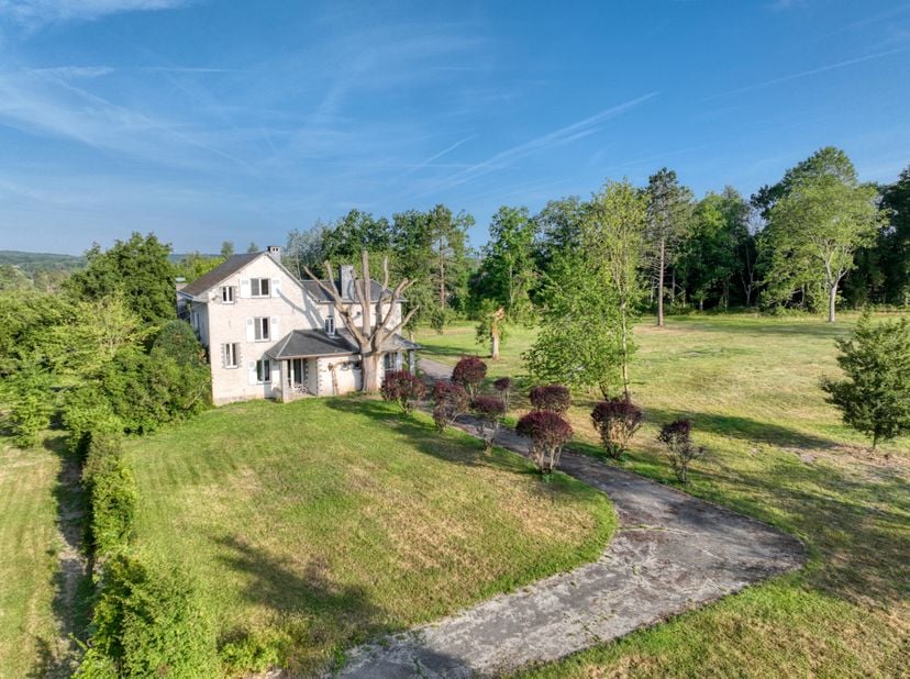 Genesteld achter de hoofdweg, op de hoogten van het dorp, zal deze karaktervolle herenwoning liefhebbers van charme, ruimte en rust zeker aanspreken.<