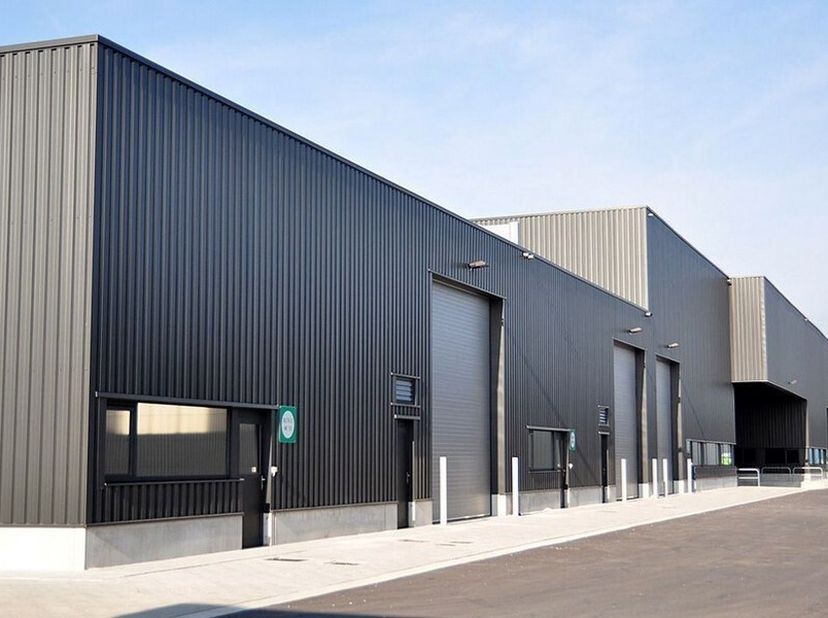 494m² recente opslagruimte<br />
Ligging: industriepark Malle, langsheen N12 en vlakbij E34<br />
Specificaties: gevel in aluminium sandwichpanelen, s
