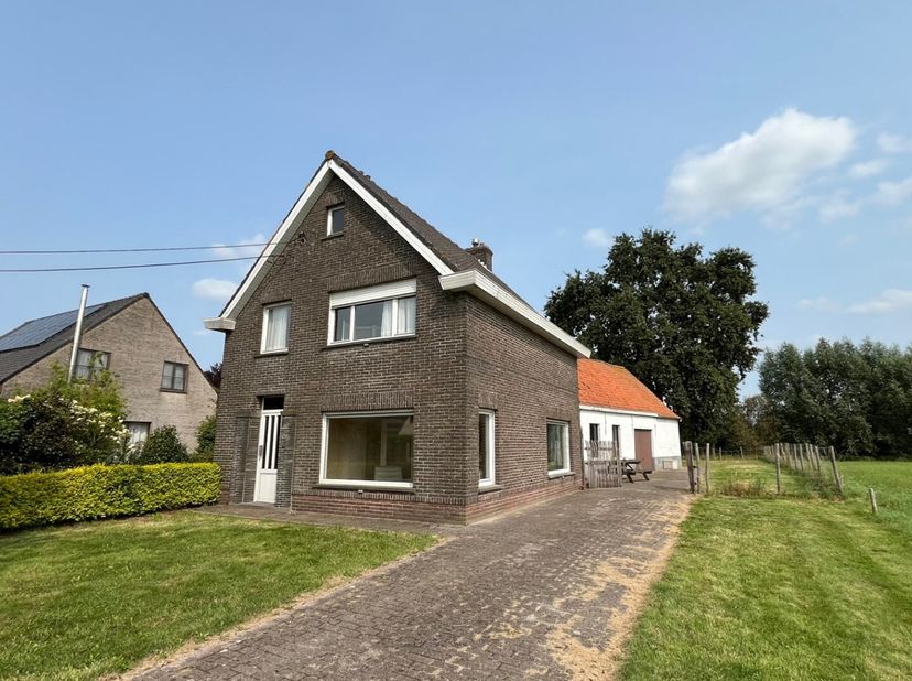 Ruime woning met bijgebouwen en ruime tuin te Ursel!<br />
De woning beschikt over een veranda, een leefruimte opgedeeld in twee ruimtes, een keuken o